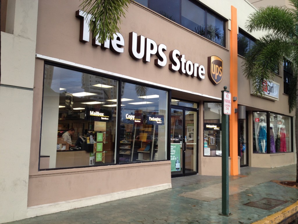 UPS store hours
